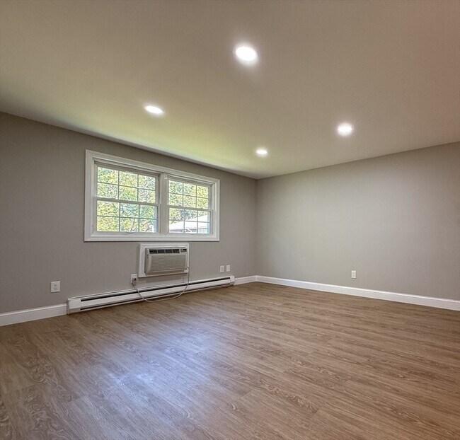 Building Photo - 96 Richardson Rd