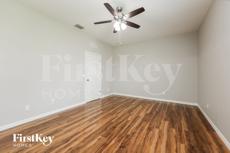 Building Photo - 2220 SW 3rd Ave