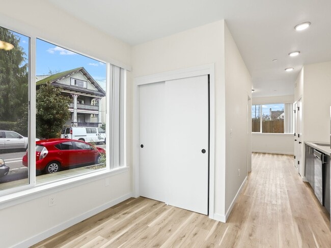 Building Photo - Vancouver Townhouses - Get 1 Month Free!