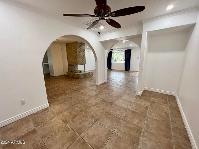 Building Photo - 2914 N 49th Ave