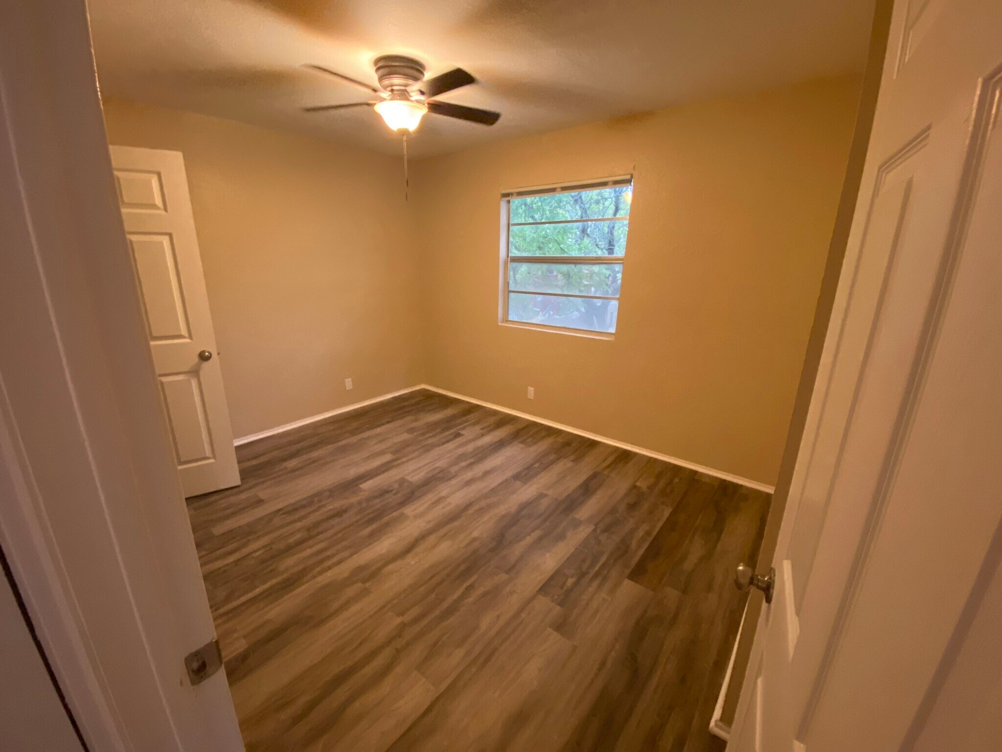 Building Photo - 400 Algerita Dr