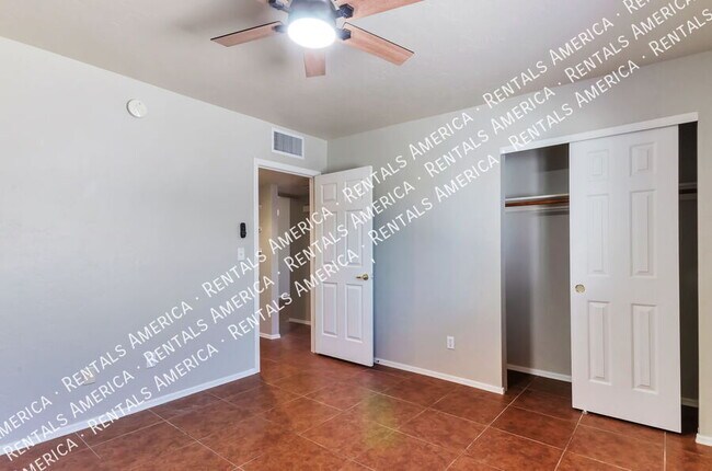 Building Photo - 1013 E Halcyon Rd