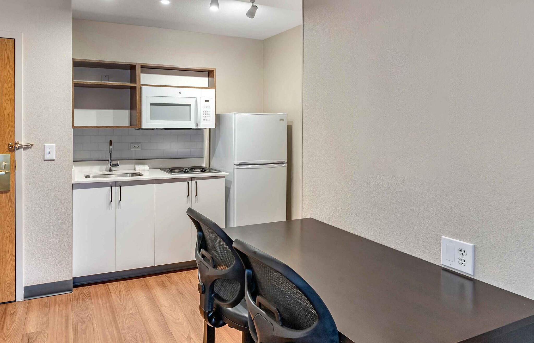 Building Photo - Furnished Studio-San Jose - Airport