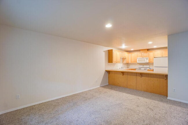 Building Photo - THREE BEDROOM TOWNHOME WITH GARAGE ACROSS FROM SHOPPING AND DINING