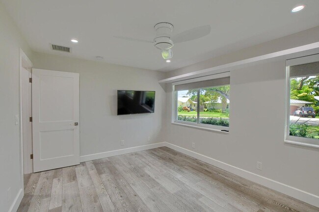 Building Photo - 88 SW 10th Dr