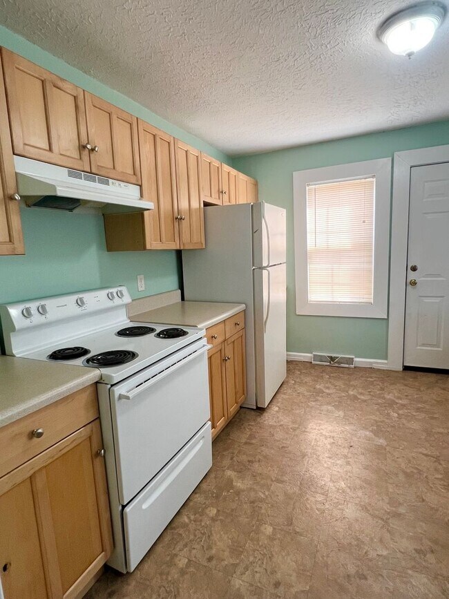 Building Photo - 2 bedroom 1 bath Bungalow in North West As...