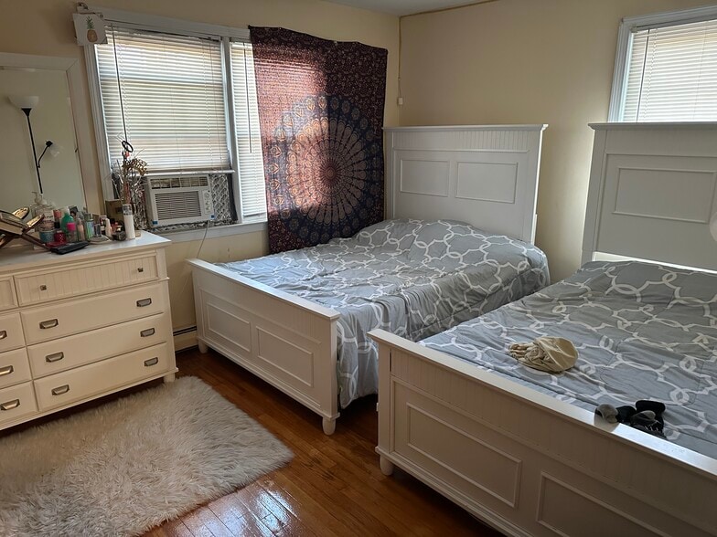 Building Photo - 63 Elm St