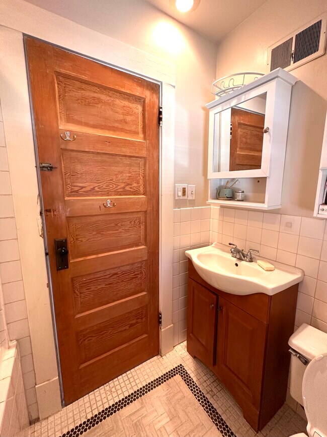 Building Photo - 6029 Portland Ave