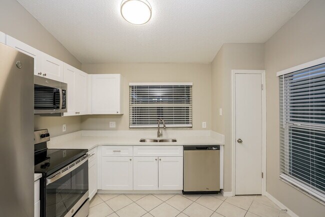 Building Photo - 5208 Oceanside Ct