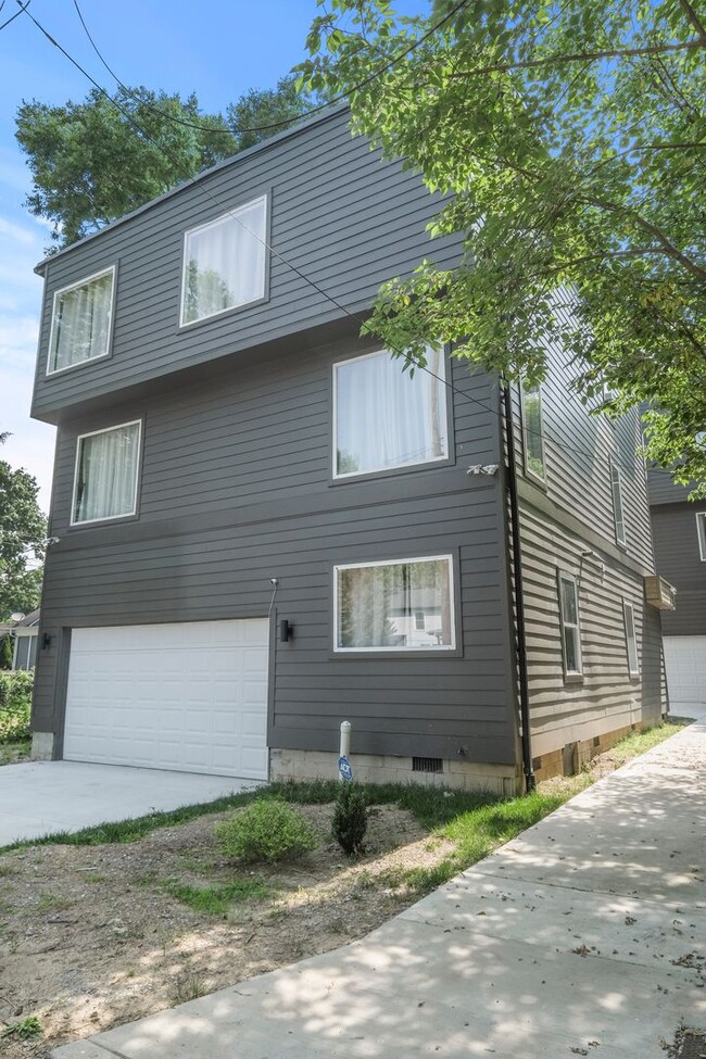 Building Photo - Fully Furnished 5 Bed, 3.5 Bath Located In East Nashville's McFerrin Park Neighborhood! Lawn Care...