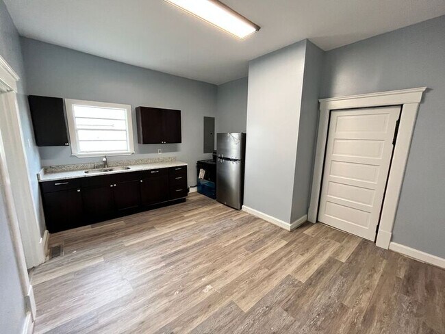 Building Photo - 1600 E 12th St