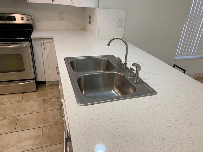 Building Photo - 1342 Torreya Cir