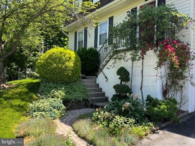 Building Photo - 15840 Buena Vista Dr