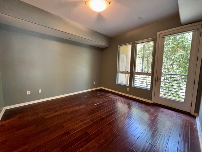 Building Photo - Luxury condo minutes from the beach...