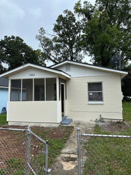 Primary Photo - 1450 W 22nd St