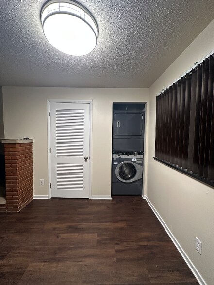 Building Photo - 4055 Royal Oak Dr