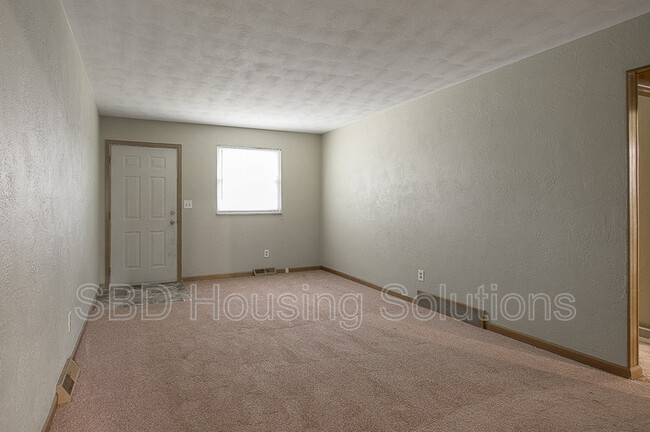 Building Photo - 9519 E 18 St S