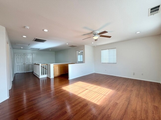 Building Photo - Spacious Oak Creek Cul-de-Sac Home with 5 Bedrooms & 3-Car Garage