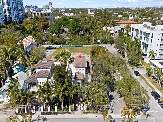 Building Photo - 827 SE 2nd Ct