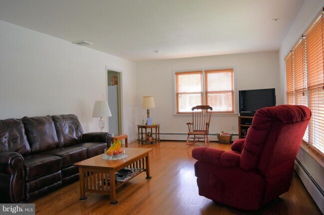 Building Photo - Beautiful 2 bed Rancher for Rent. Palmyra