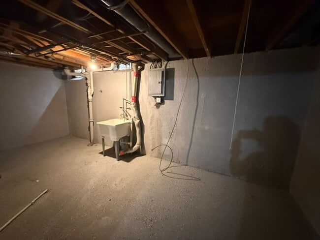 Building Photo - 2 bedroom 1.5 bathroom townhouse - Availab...