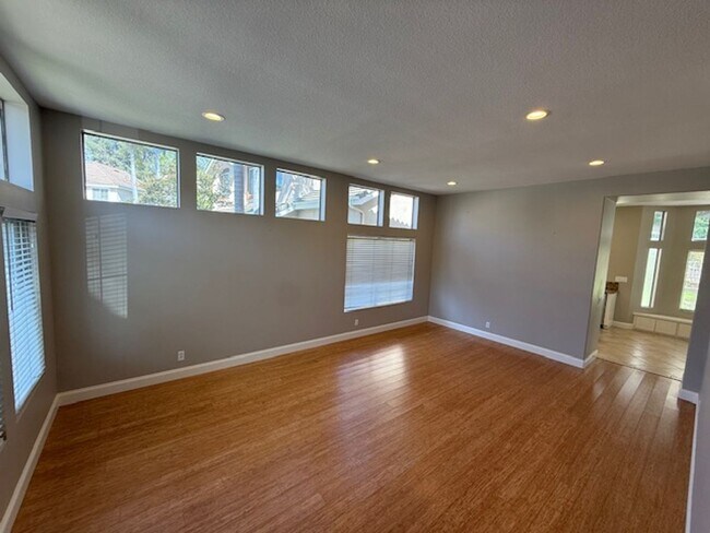 Building Photo - 4 bed / 2.5 bath plus large loft/family ro...