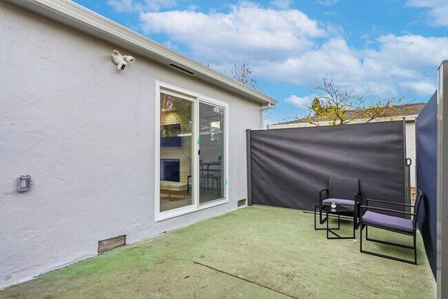 Building Photo - 542 Columbia Ave