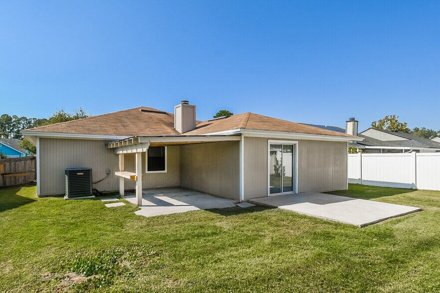 Building Photo - 7969 Amandas Crossing Dr E