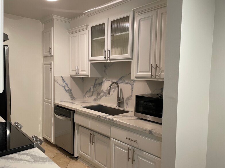 Building Photo - 1831 Barry Ave