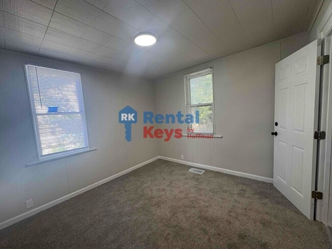 Building Photo - Two Bedroom House | Detached Garage
