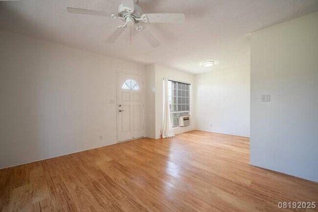 Building Photo - Bright and Cozy 2BR/1BA/1PKG unit in Royal...
