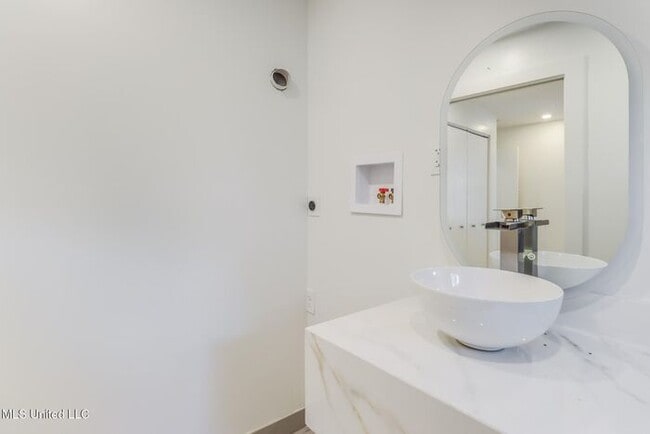 Building Photo - 264 Mc Donnell Ave