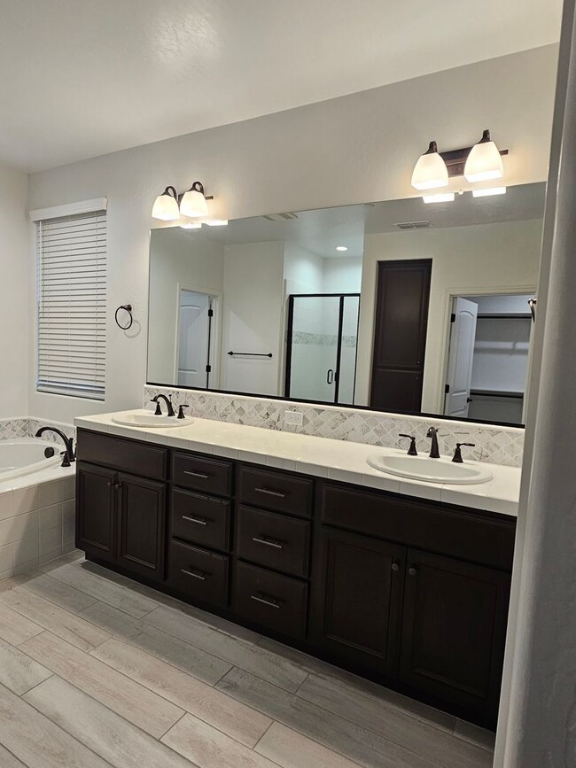 Building Photo - Beautiful Home in Gated Community