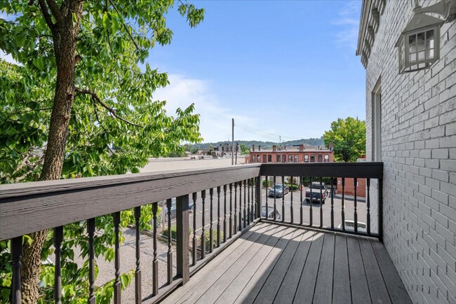 Building Photo - 518 Broad St