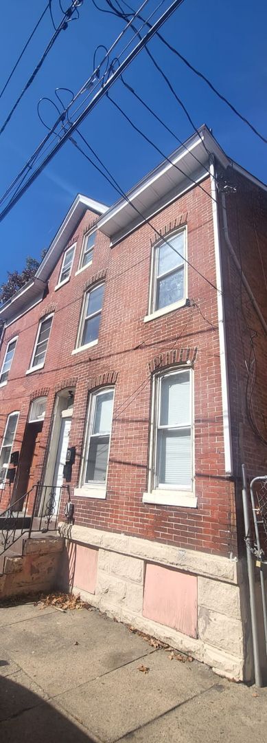 Building Photo - 216 Pearl St