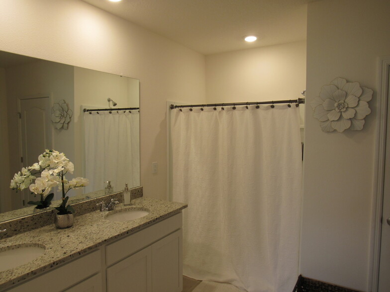 MASTER BEDROOM'S BATHROOM - 2688 Magnolia Ave