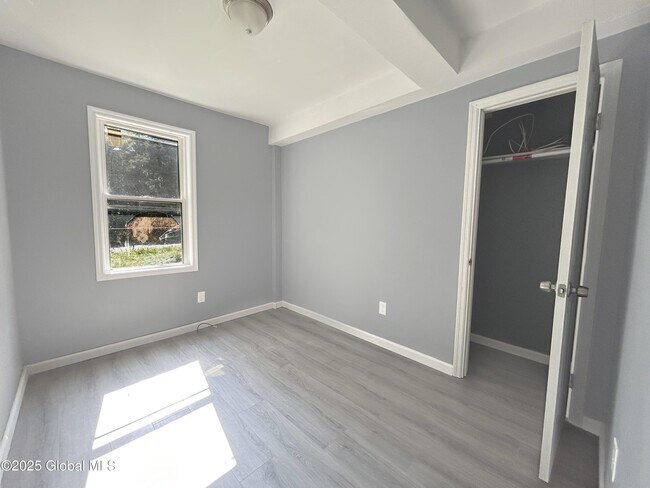 Building Photo - 553 Mumford St
