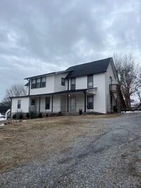 Building Photo - 1st floor Duplex Unit 4bd/2bath in Maryville