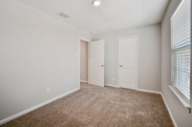 Building Photo - Move-In Ready Home with Spacious Layout and Great Location!