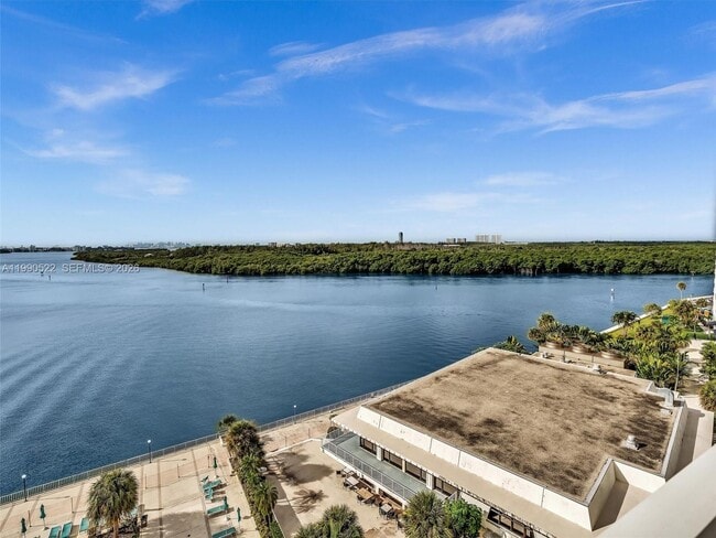 Building Photo - 300 Bayview Dr