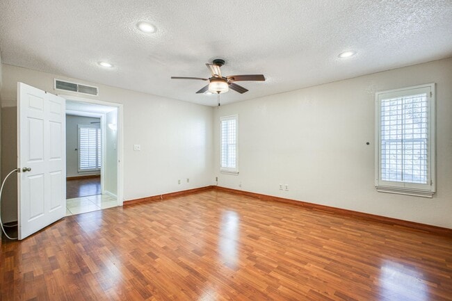 Building Photo - Beautiful House with 4 bed - 2 baths - office & covered big Jacuzzi