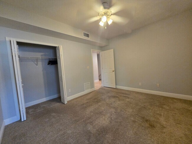 Building Photo - 3BR/3BA Two-Story Quad – Prime Location & Move-In Ready!