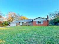 Building Photo - 1431 Eastview Dr