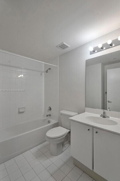 Building Photo - 2475 Brickell Ave