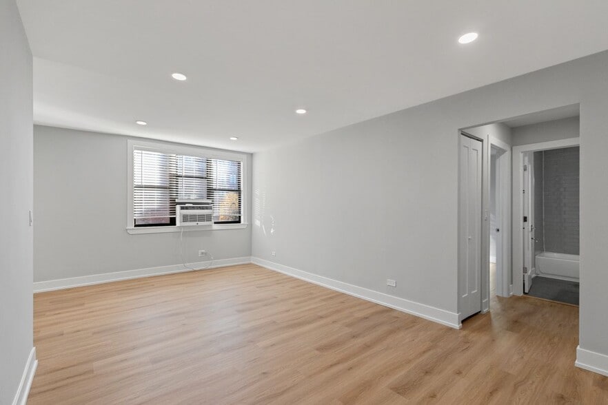 Building Photo - 530 W Aldine Ave