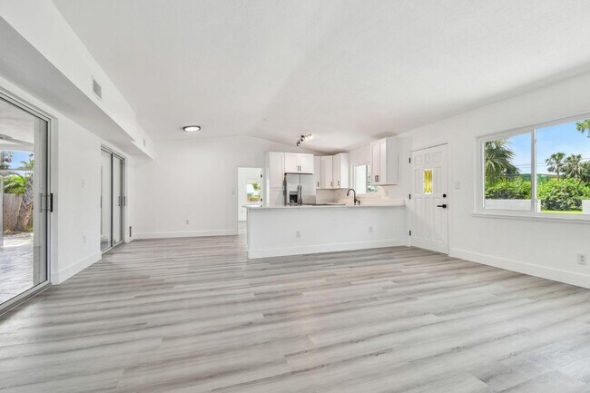 Building Photo - 695 Sunset Dr