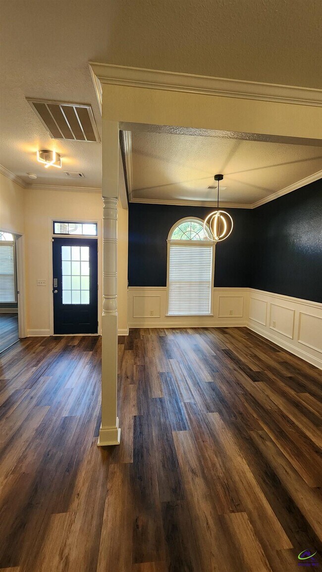 Building Photo - 502 Woods Edge Way
