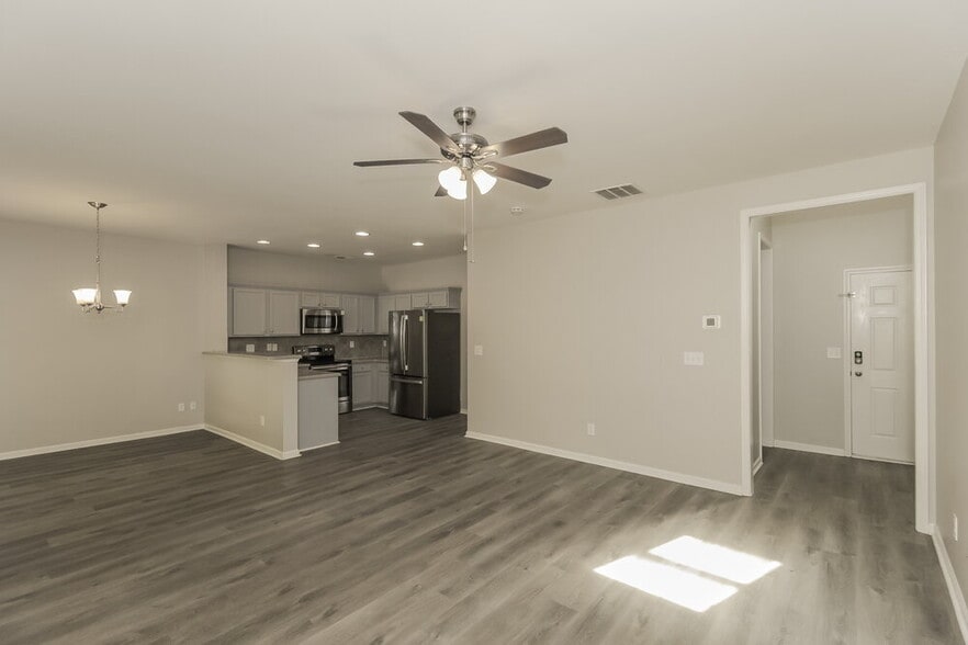 Building Photo - 128 Creekwood Tr