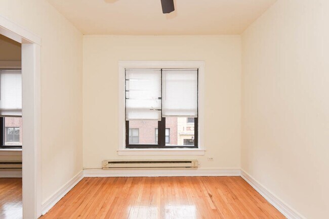 Building Photo - 834 W Waveland Ave