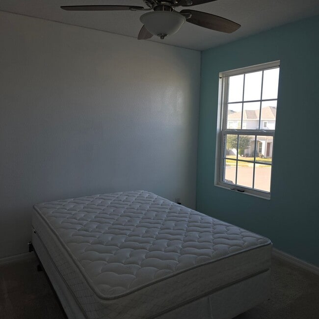 Building Photo - 4 Bedrooms, 2.5 Bathrooms Singe family home